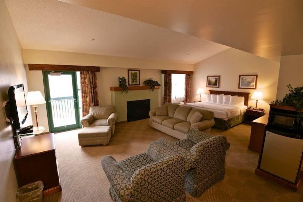 Chief Logan Lodge Hotel & Conference Экстерьер фото